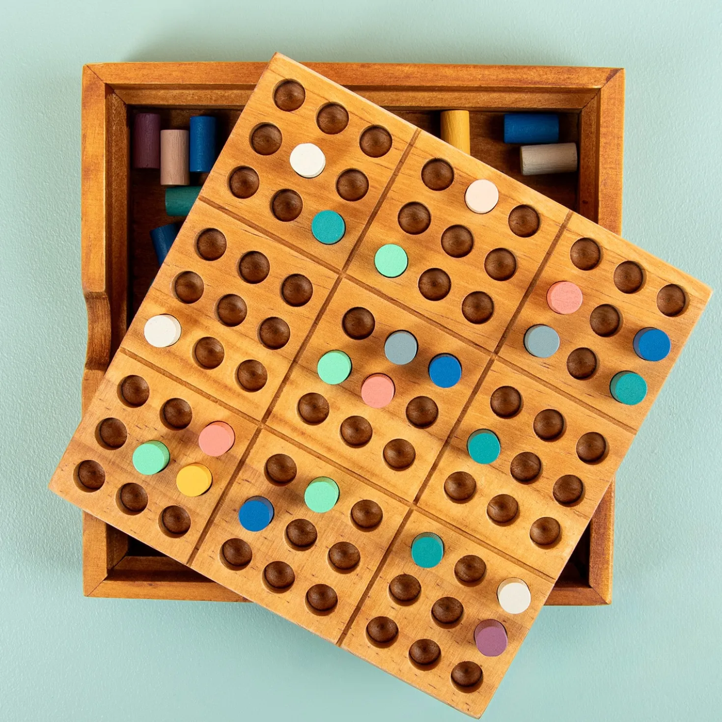 Houten sudoku spel met kleurtjes