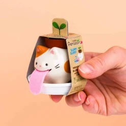 Kat bloempotje met aardbeienplantje