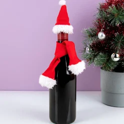 Kerstmuts en sjaal voor wijnflessen