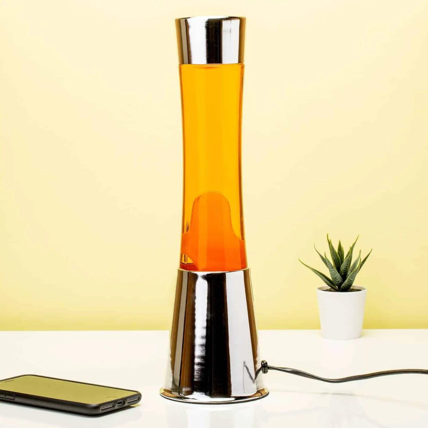 Lavalamp zilver met oranje vloeistof en oranje lava