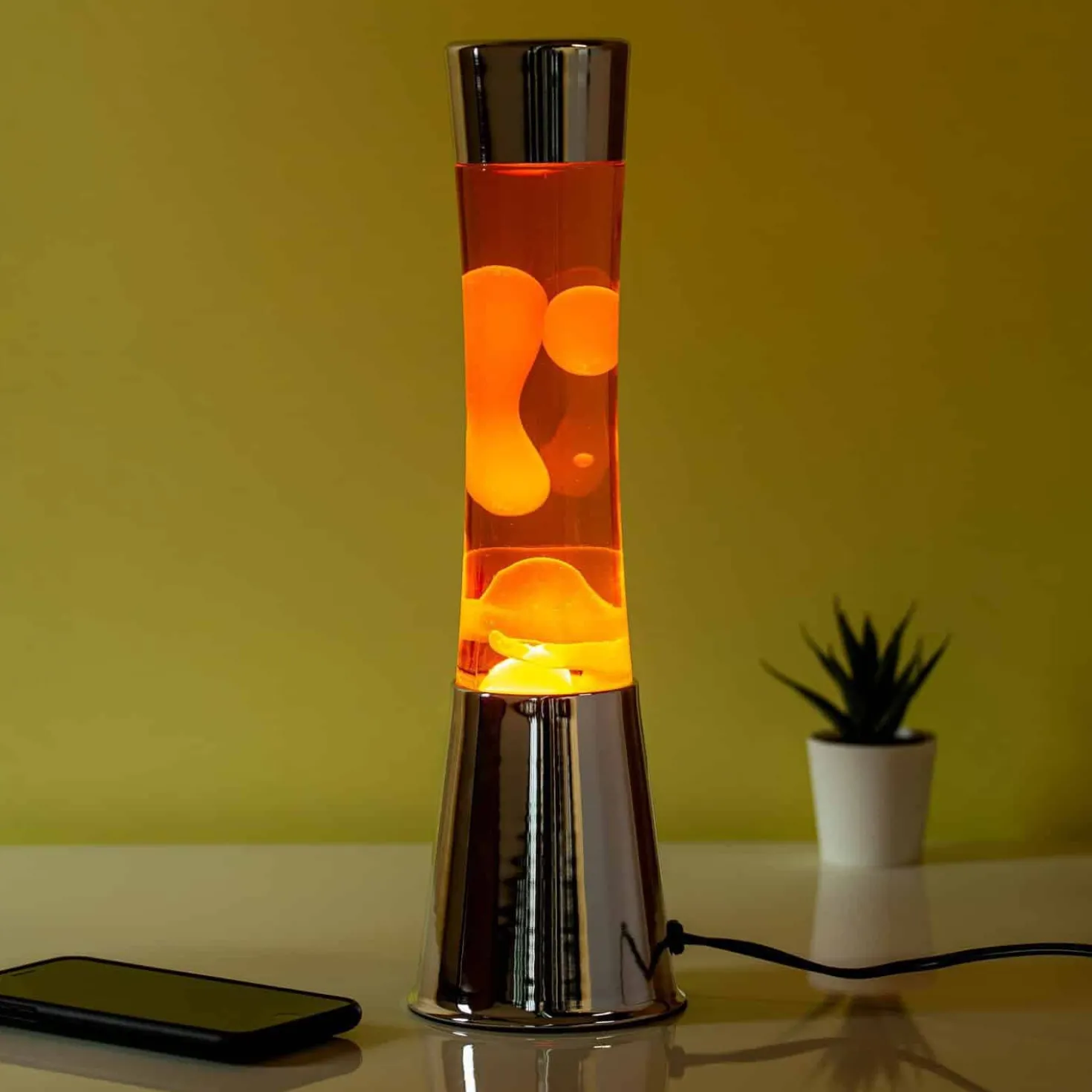 Lavalamp zilver met oranje vloeistof en oranje lava