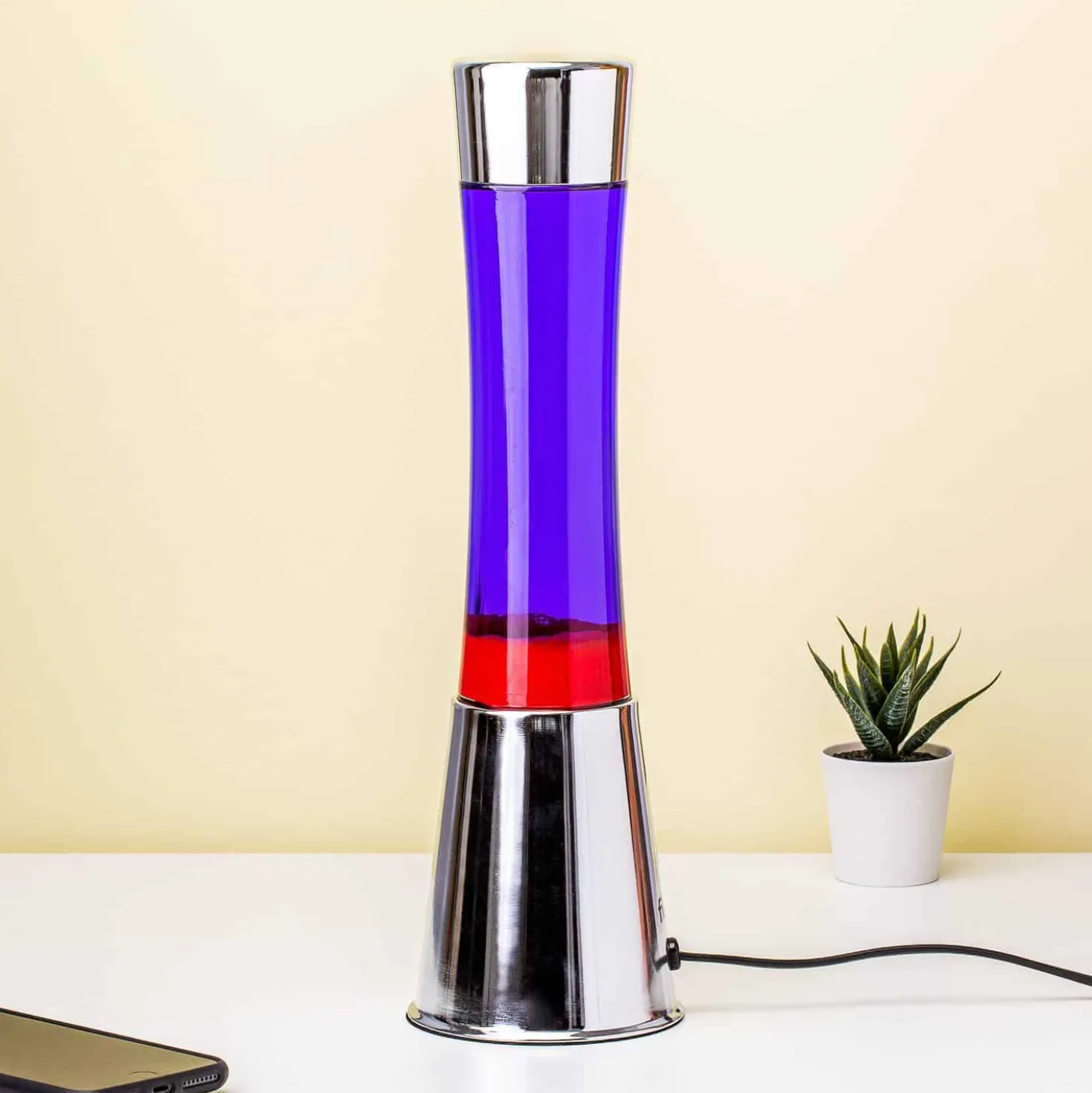 Lavalamp zilver met paarse vloeistof en rode lava
