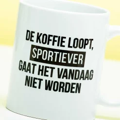 Mok De koffie loopt