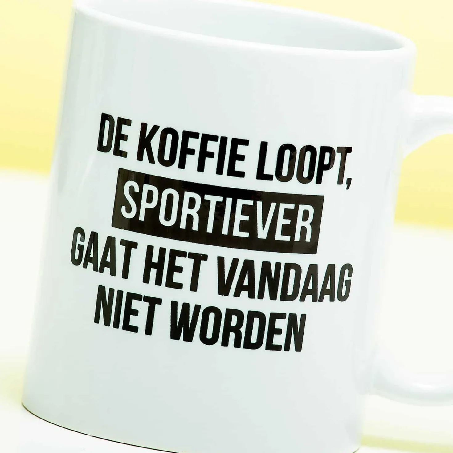 Mok De koffie loopt