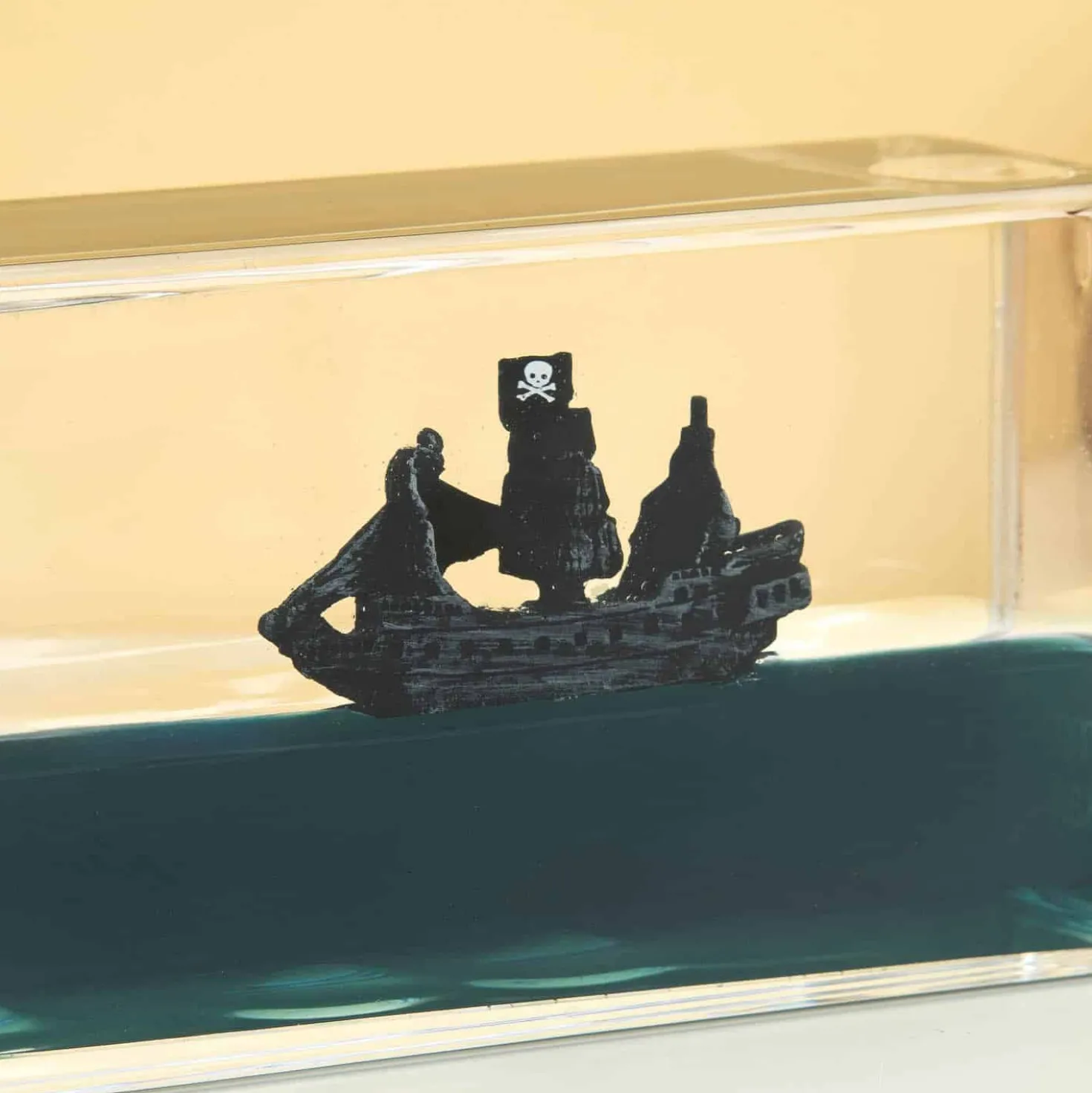 Onzinkbaar piratenschip in fles