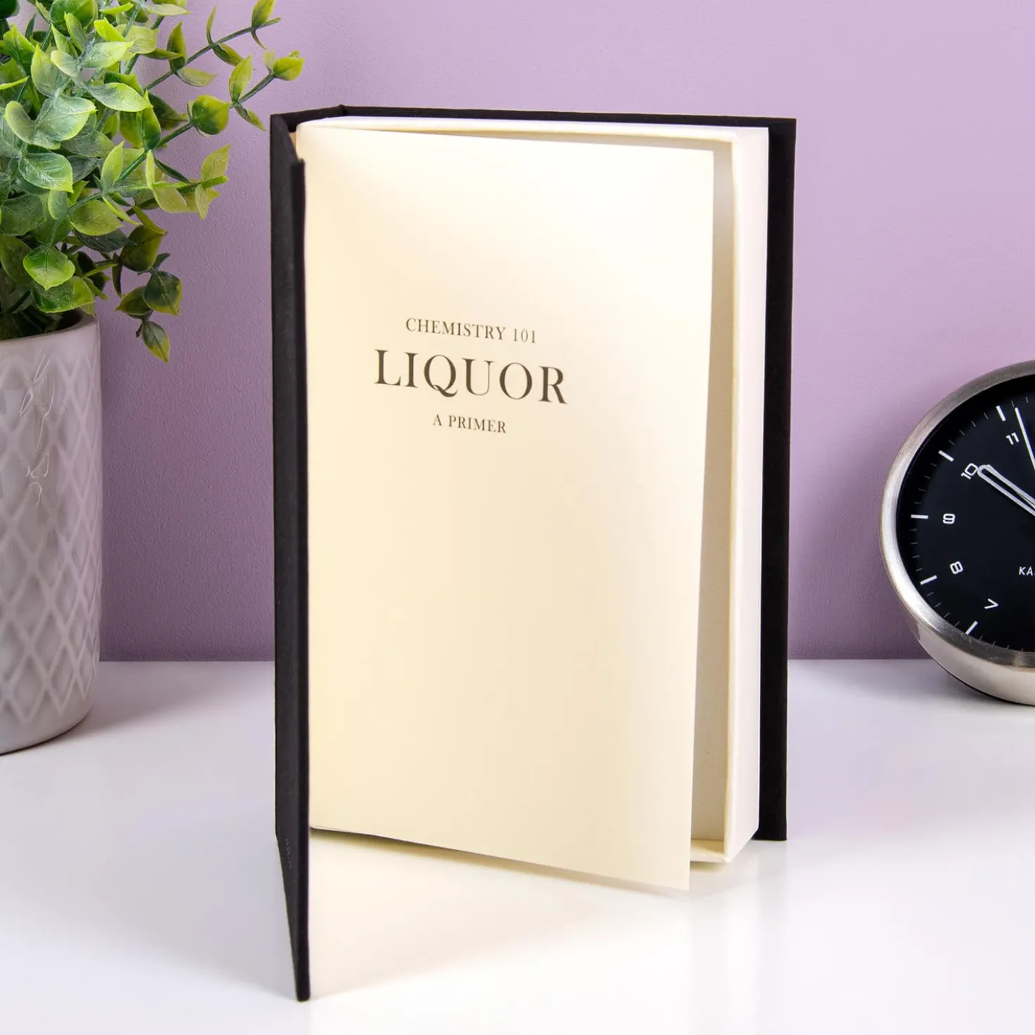 Scheikundeboek met heupflacon