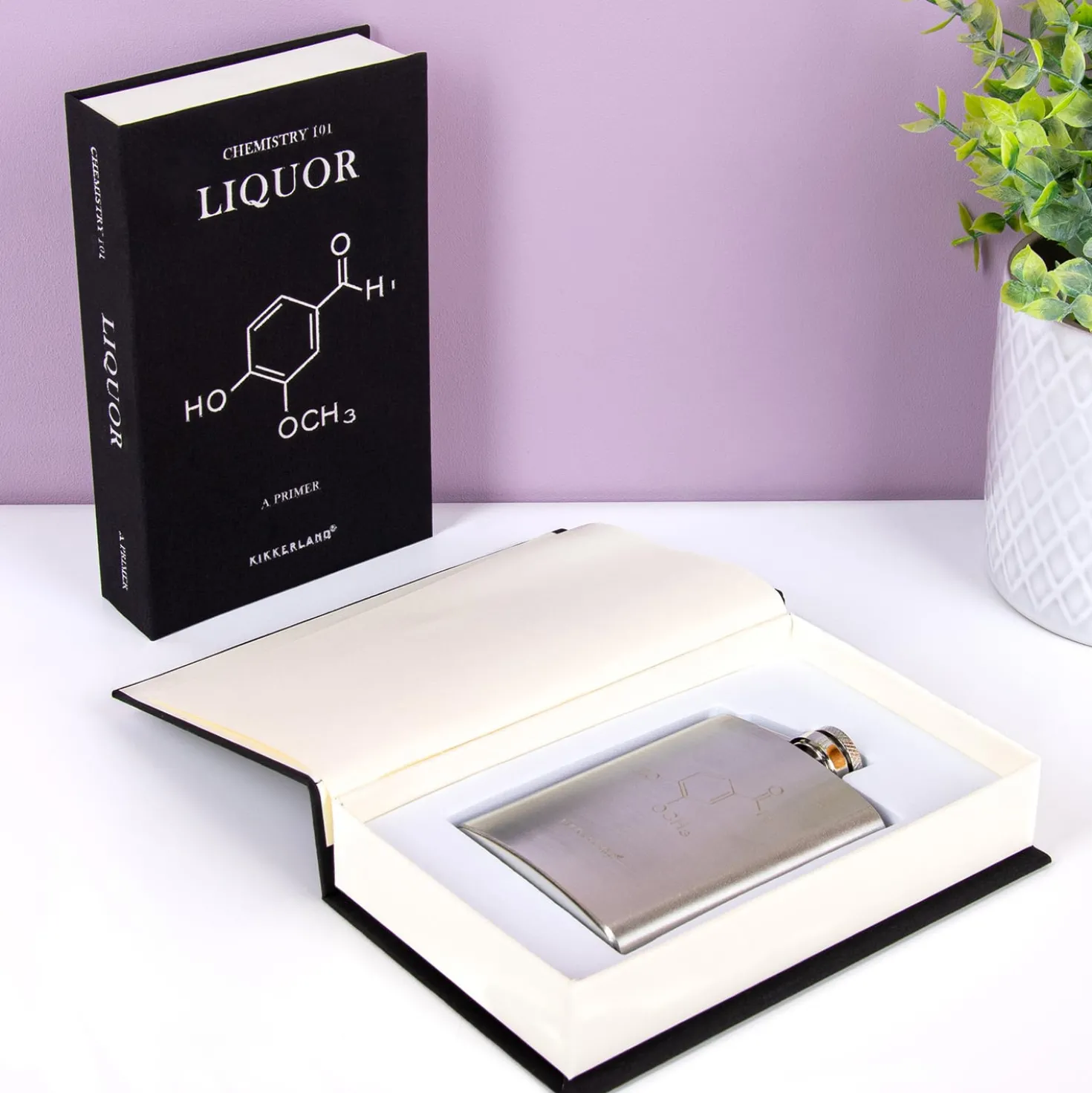 Scheikundeboek met heupflacon
