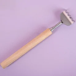 Uitschuifbare ruggenkrabber met houten handvat