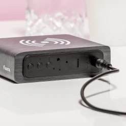 Wekker met smartphonelader