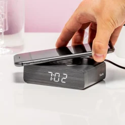 Wekker met smartphonelader