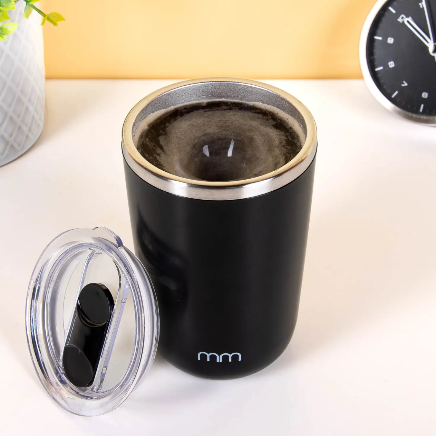 Zelfroerende thermosbeker